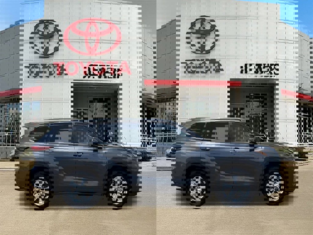 Used 2023 Toyota Highlander LE image 3