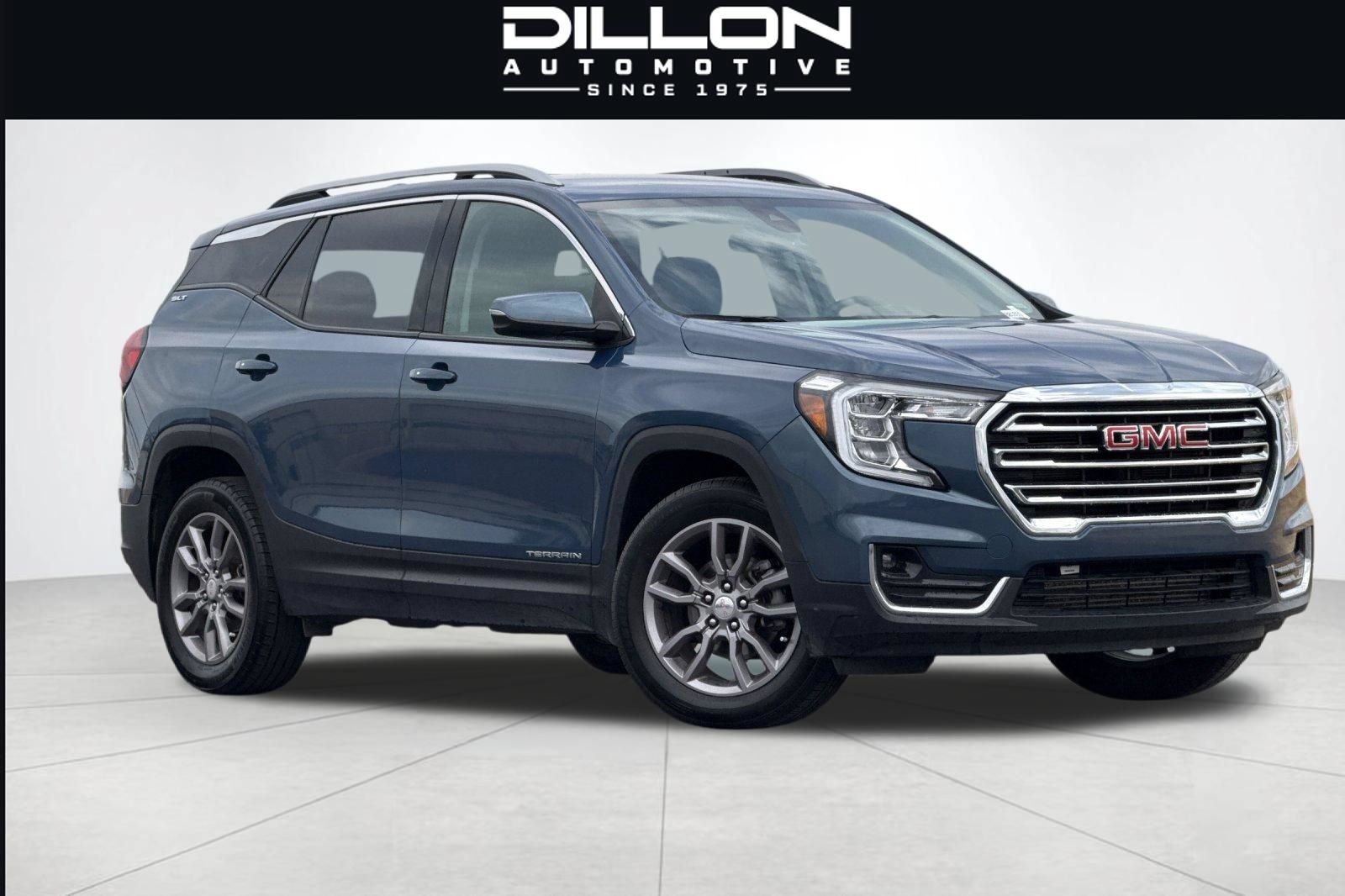 Used 2024 GMC Terrain SLT AWD/4WD image 2