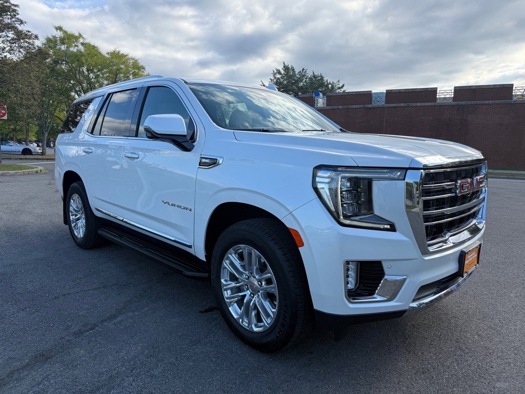 Used 2024 GMC Yukon SLT w/ SLT Luxury Package image 2