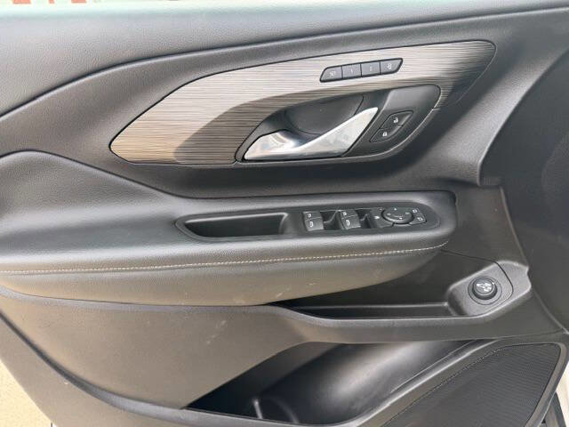 Used 2024 GMC Terrain SLT image 11