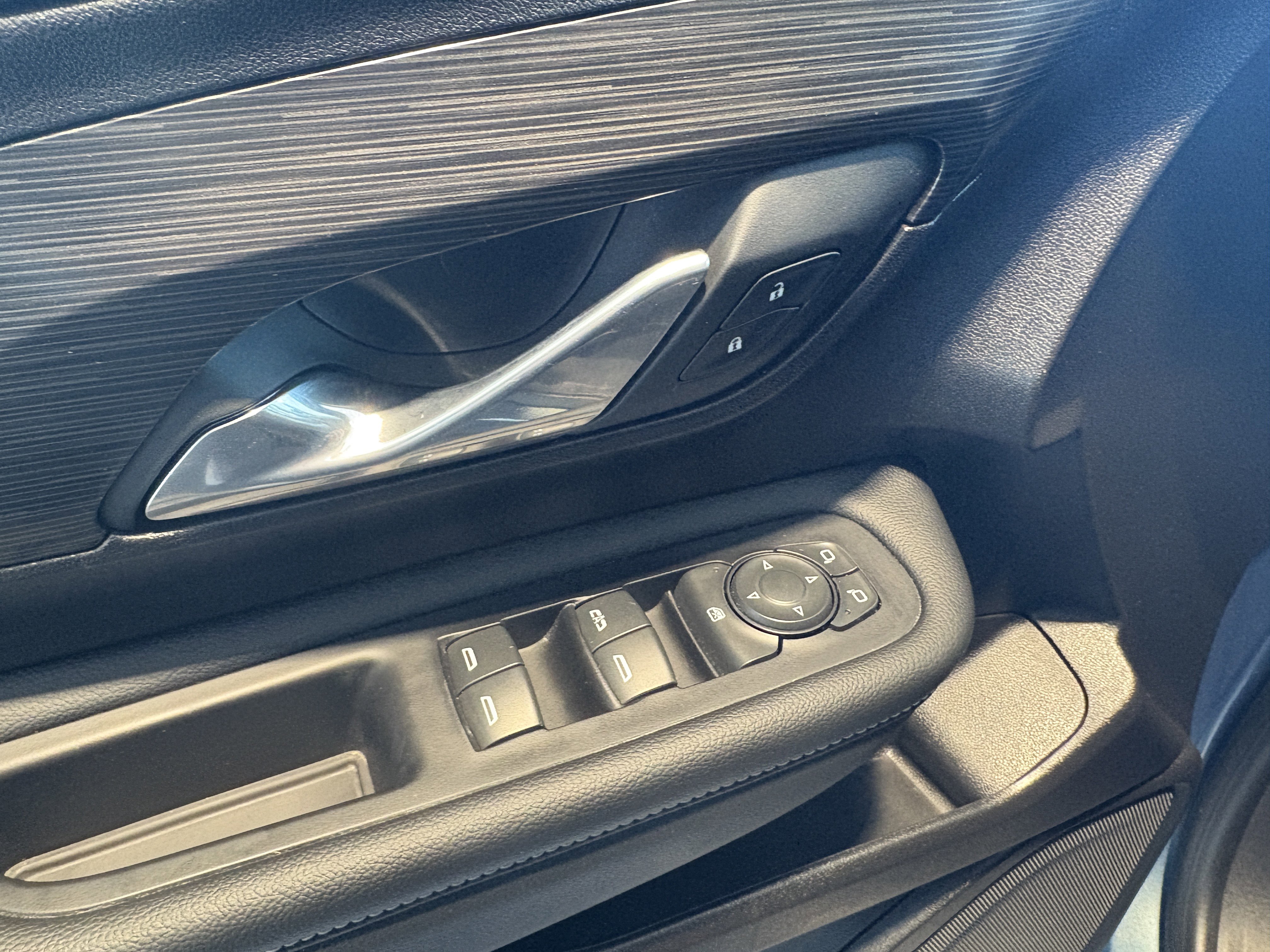 Used 2024 GMC Terrain SLE w/ Driver Convenience Package image 8