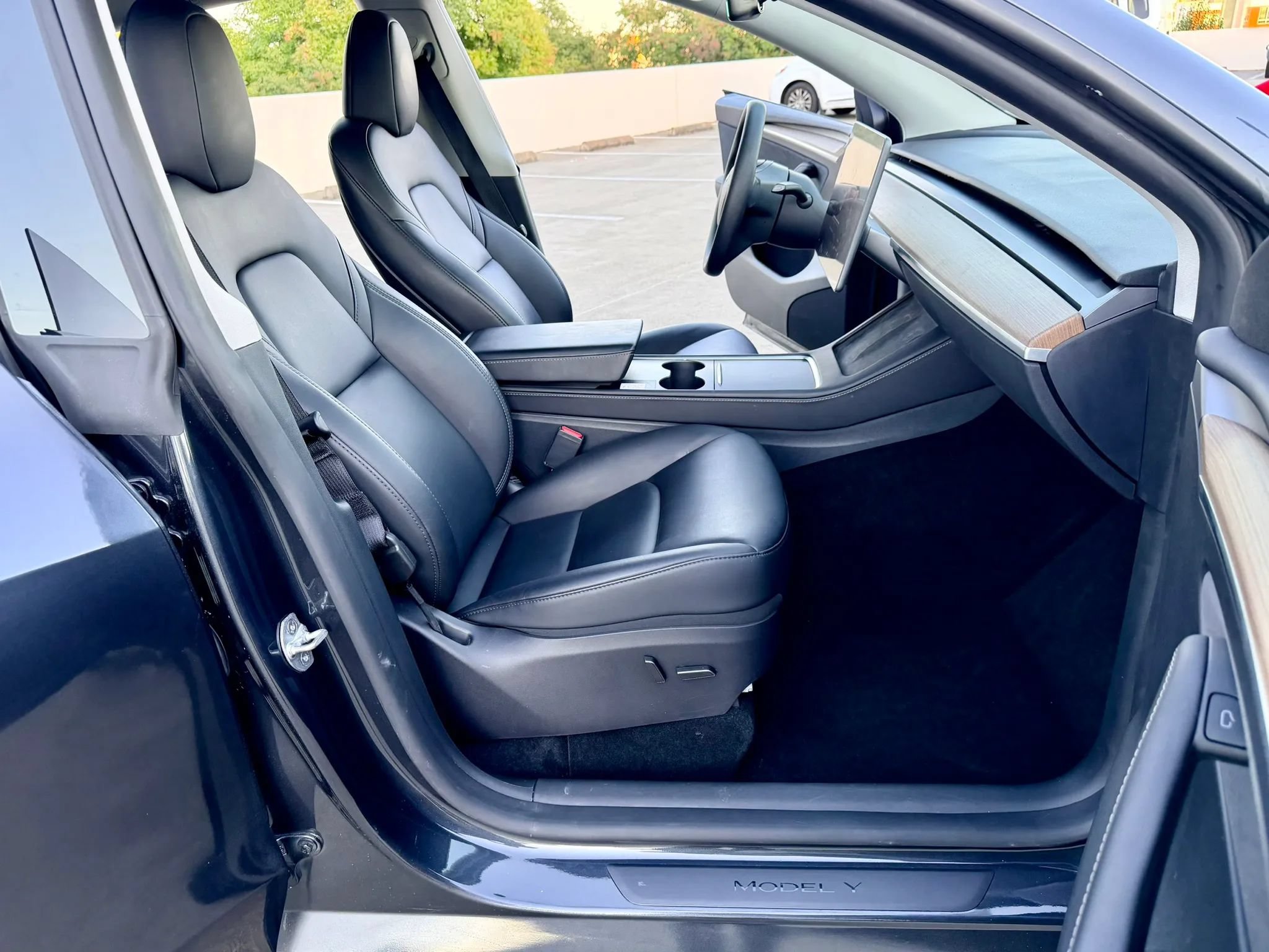 Used 2025 Tesla Model Y Long Range AWD/4WD image 24