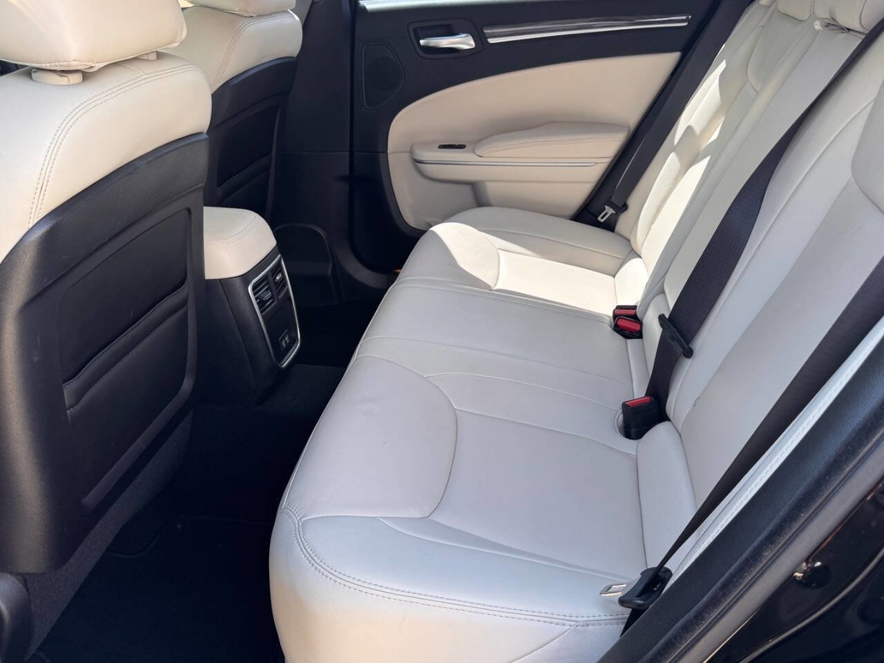 Used 2020 Chrysler 300 Touring L w/ 300 Premium Group image 11