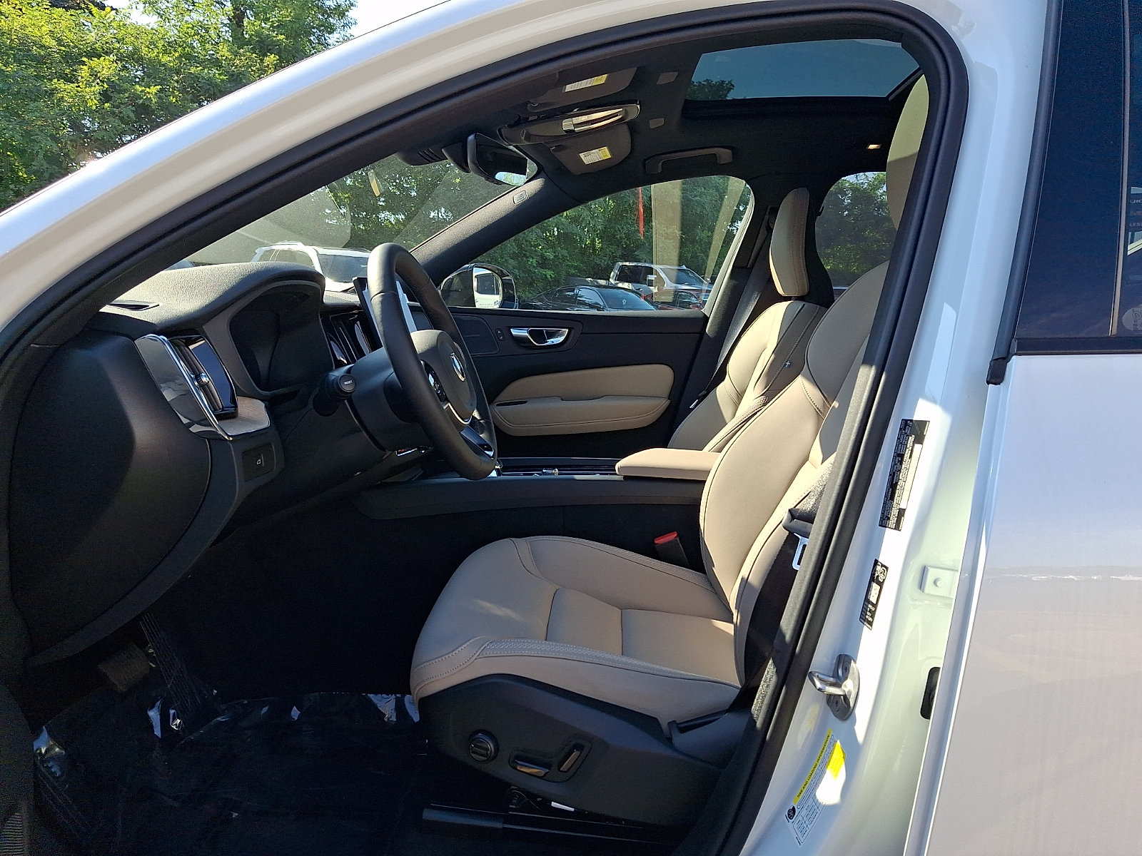 New 2026 Volvo XC60 B5 Plus w/ Protection Package Premier AWD/4WD image 11