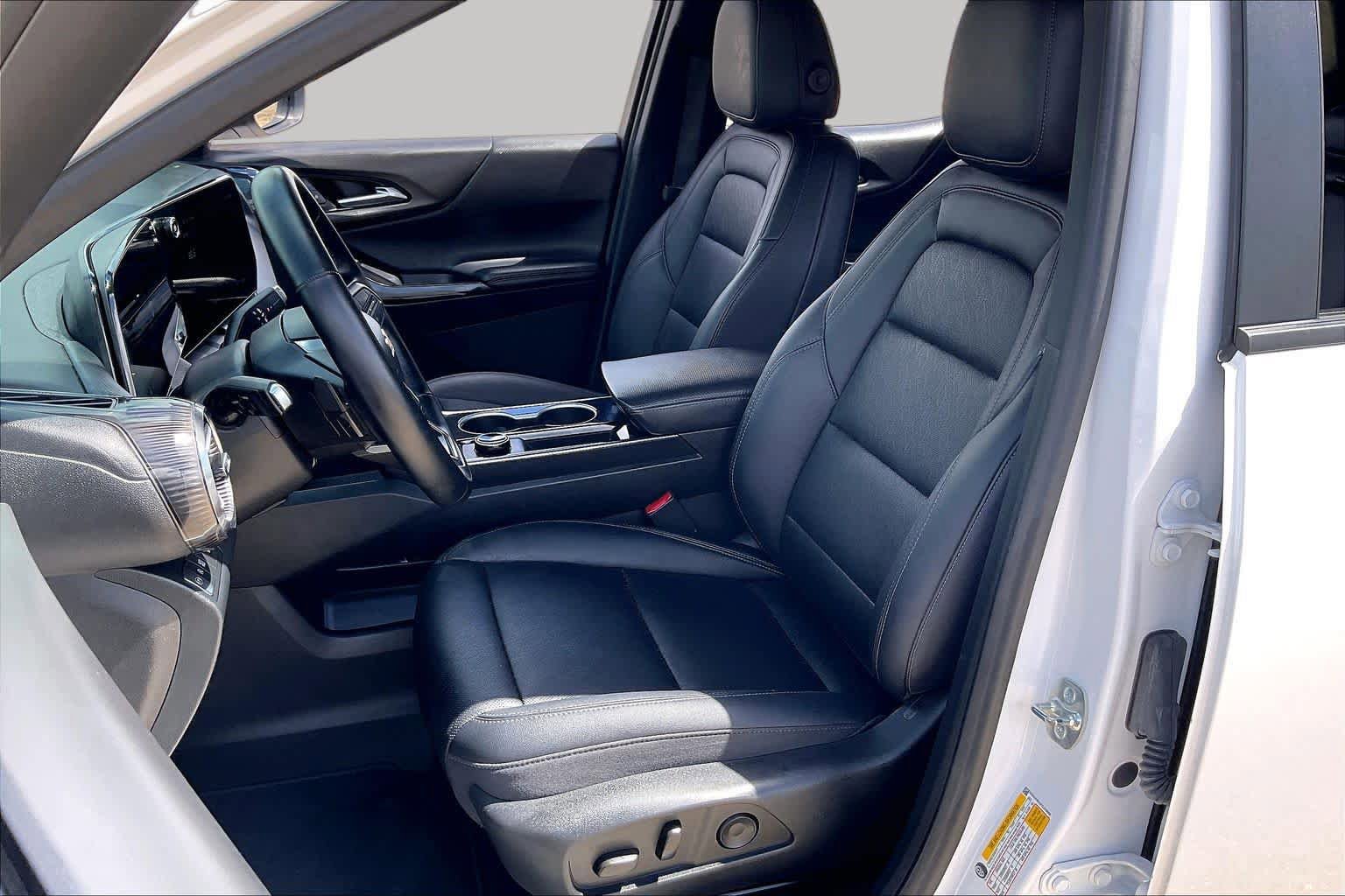 Used 2026 Chevrolet Equinox LT w/ Convenience Package II FWD image 9
