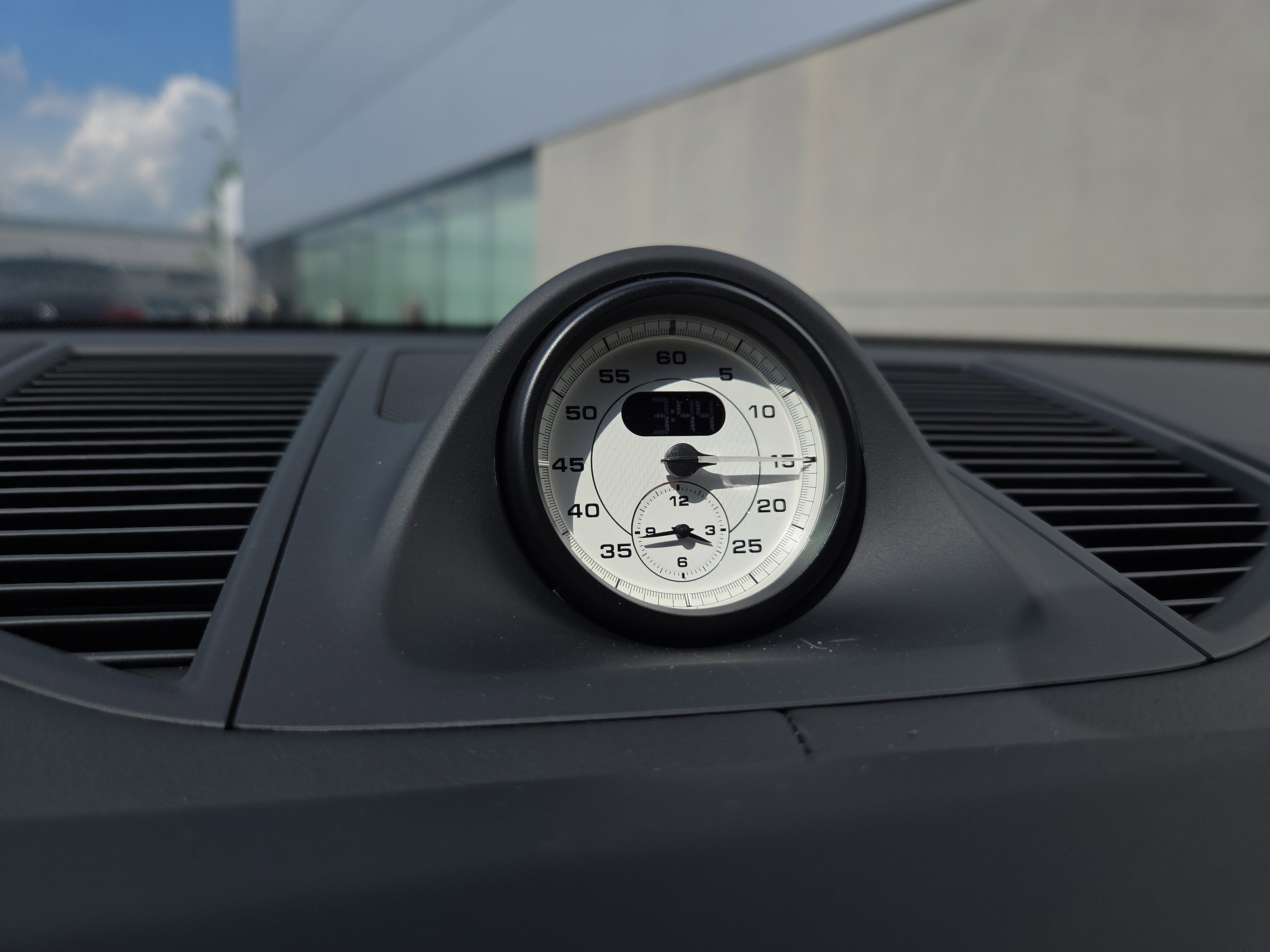 Used 2025 Porsche Macan AWD/4WD image 26