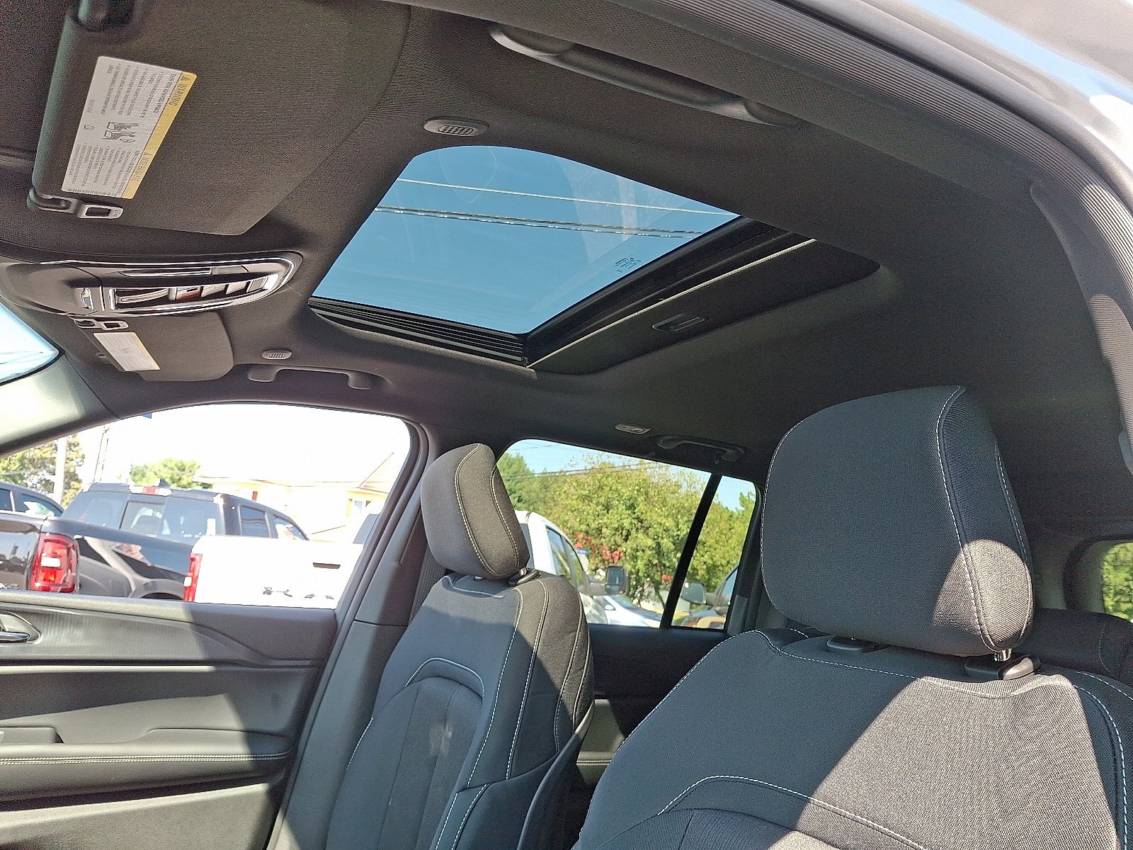 New 2025 Jeep Grand Cherokee Laredo X w/ Luxury Tech Group I AWD/4WD image 14