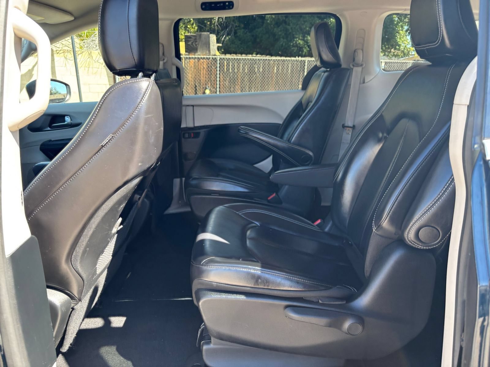 Used 2023 Chrysler Pacifica Touring-L FWD image 27