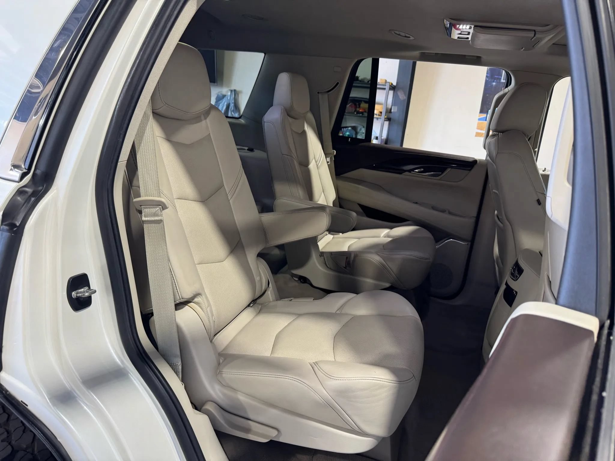 Used 2015 Cadillac Escalade Luxury AWD/4WD image 14