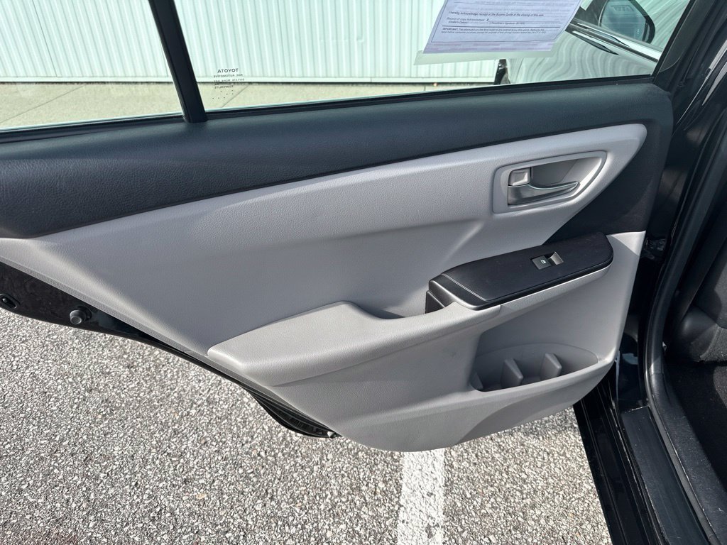 Used 2015 Toyota Camry SE FWD image 17