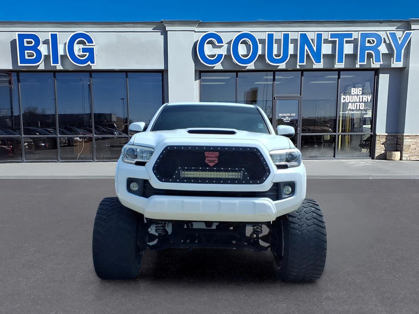 Used 2017 Toyota Tacoma TRD Sport w/ Tow Package (A/T) AWD/4WD image 2
