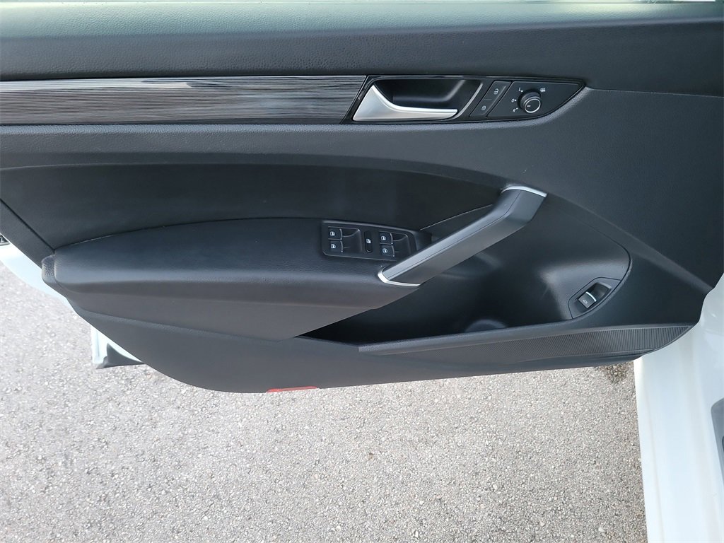 Certified 2022 Volkswagen Passat 2.0T R-Line image 16