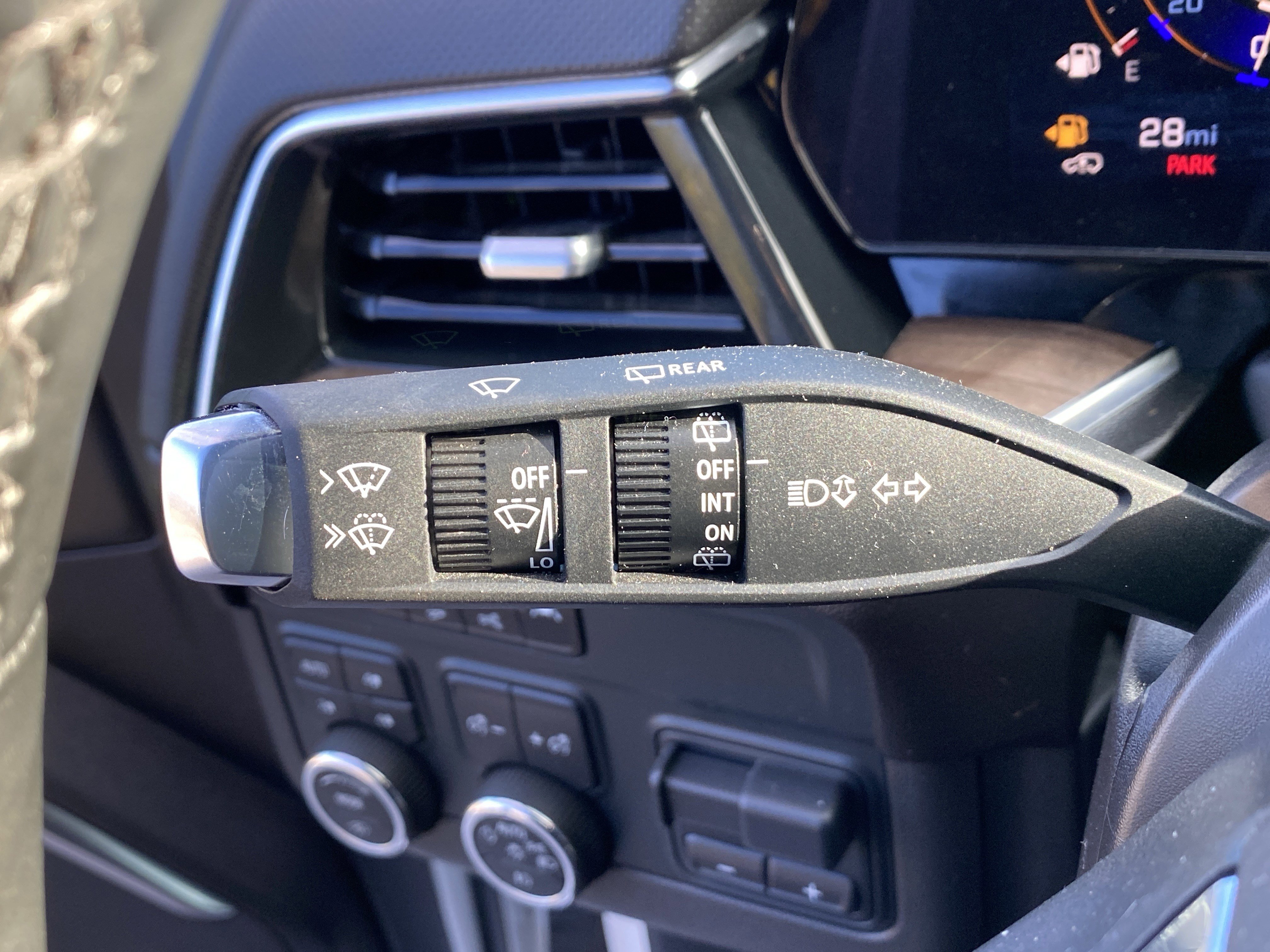 Used 2025 Chevrolet Suburban High Country image 32