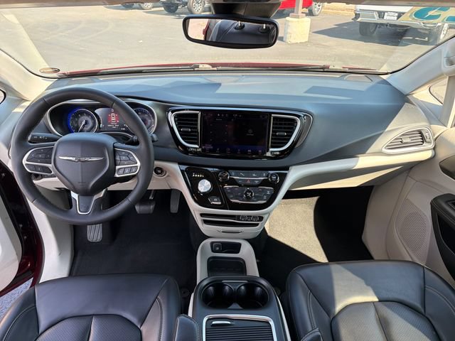 Used 2023 Chrysler Pacifica Touring-L FWD image 12