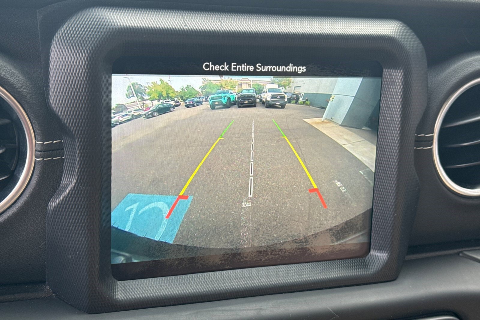 Used 2018 Jeep Wrangler Unlimited Sahara AWD/4WD image 21