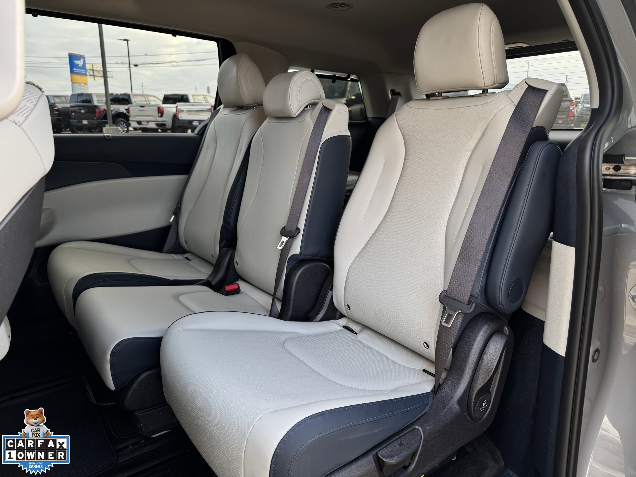 Used 2025 Kia Carnival EX FWD image 29