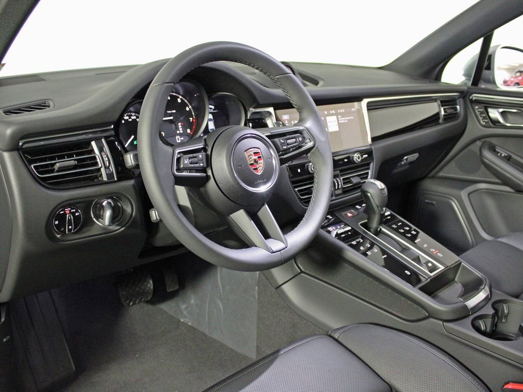 Certified 2025 Porsche Macan image 4
