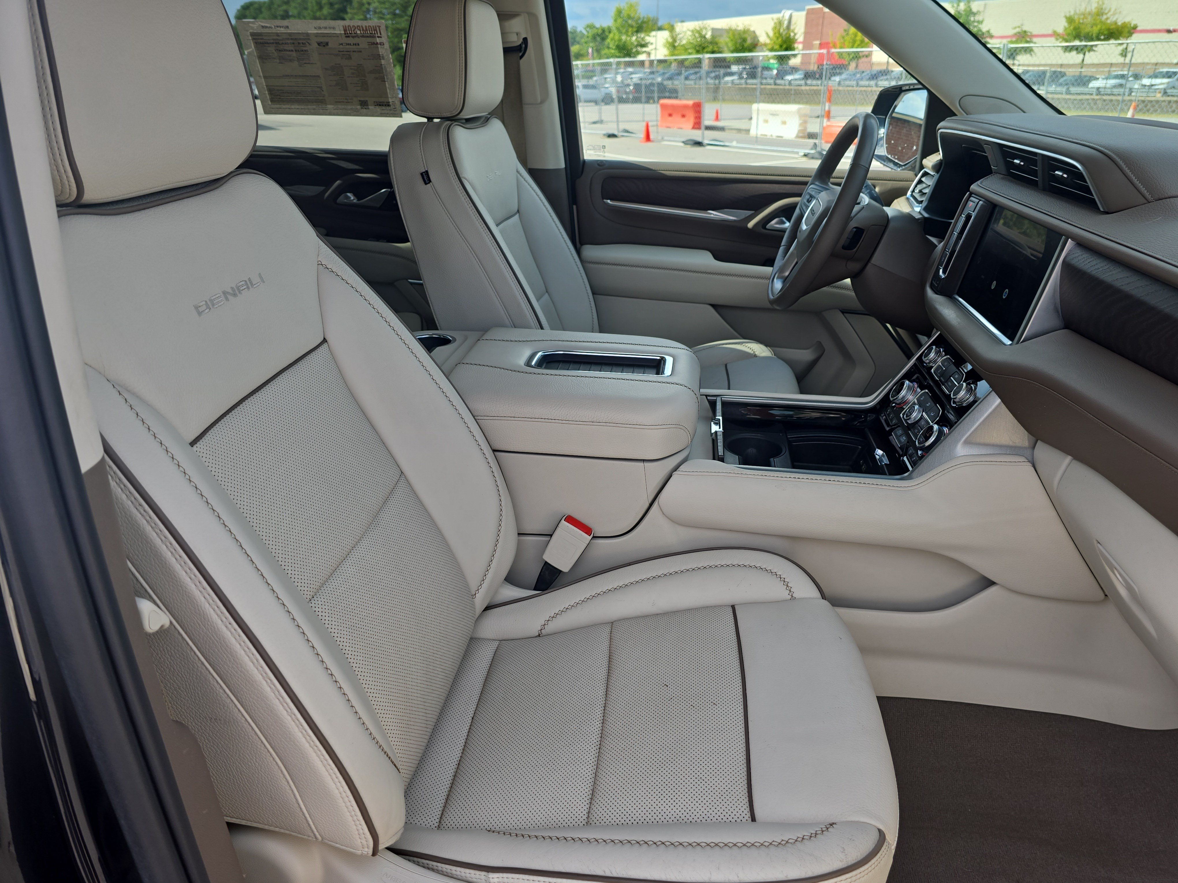 Used 2022 GMC Yukon Denali w/ Denali Premium Package AWD/4WD image 10