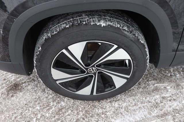 Used 2025 Volkswagen Taos SE w/ Panoramic Sunroof Package image 13