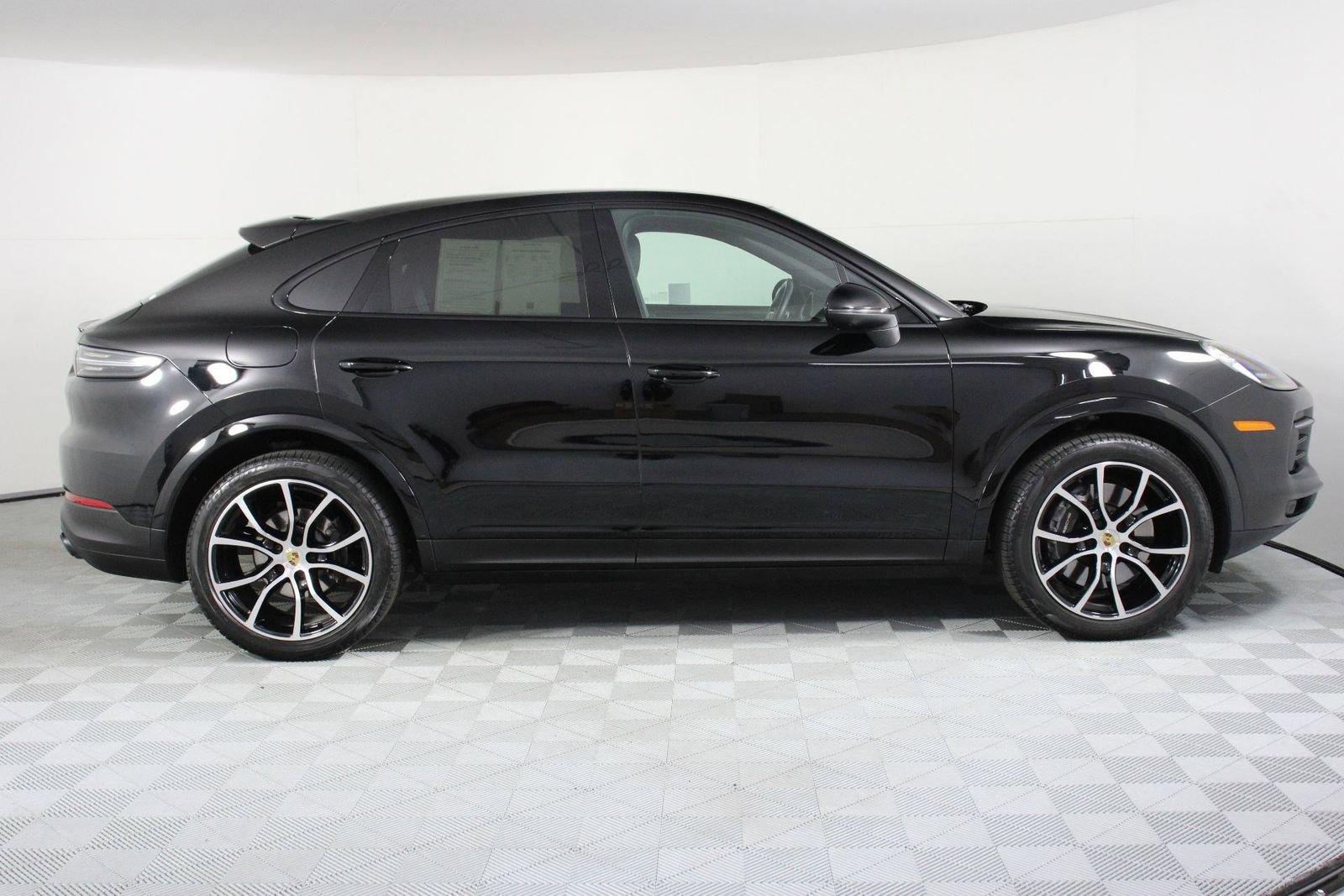 Certified 2023 Porsche Cayenne Platinum Edition image 8
