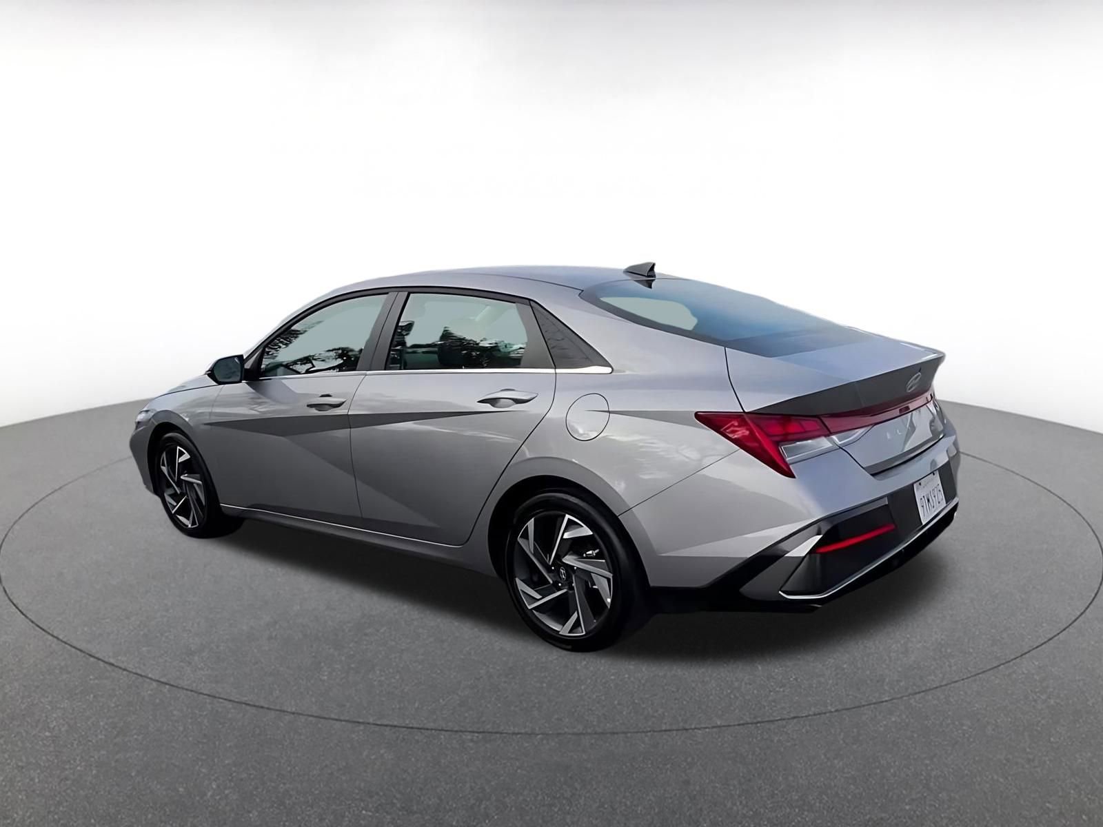 Used 2025 Hyundai Elantra Limited image 10