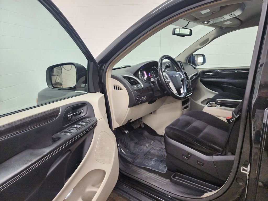 Used 2014 Chrysler Town & Country Touring image 11