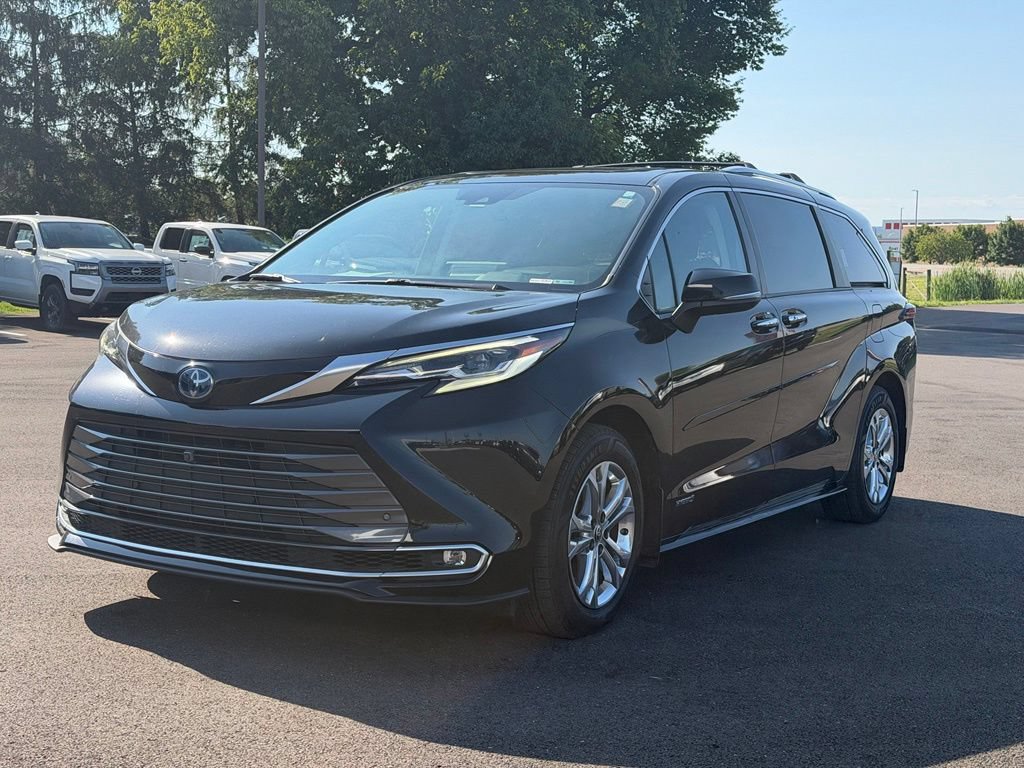 Used 2021 Toyota Sienna Platinum AWD/4WD image 2