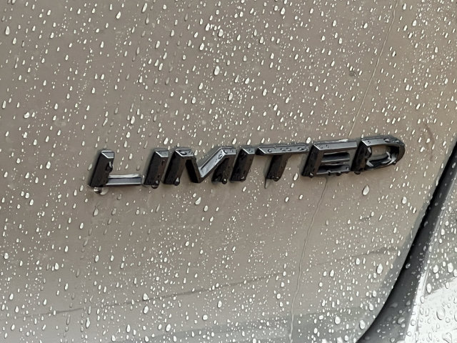 Used 2025 Chrysler Pacifica Limited w/ Trailer Tow Group FWD image 2