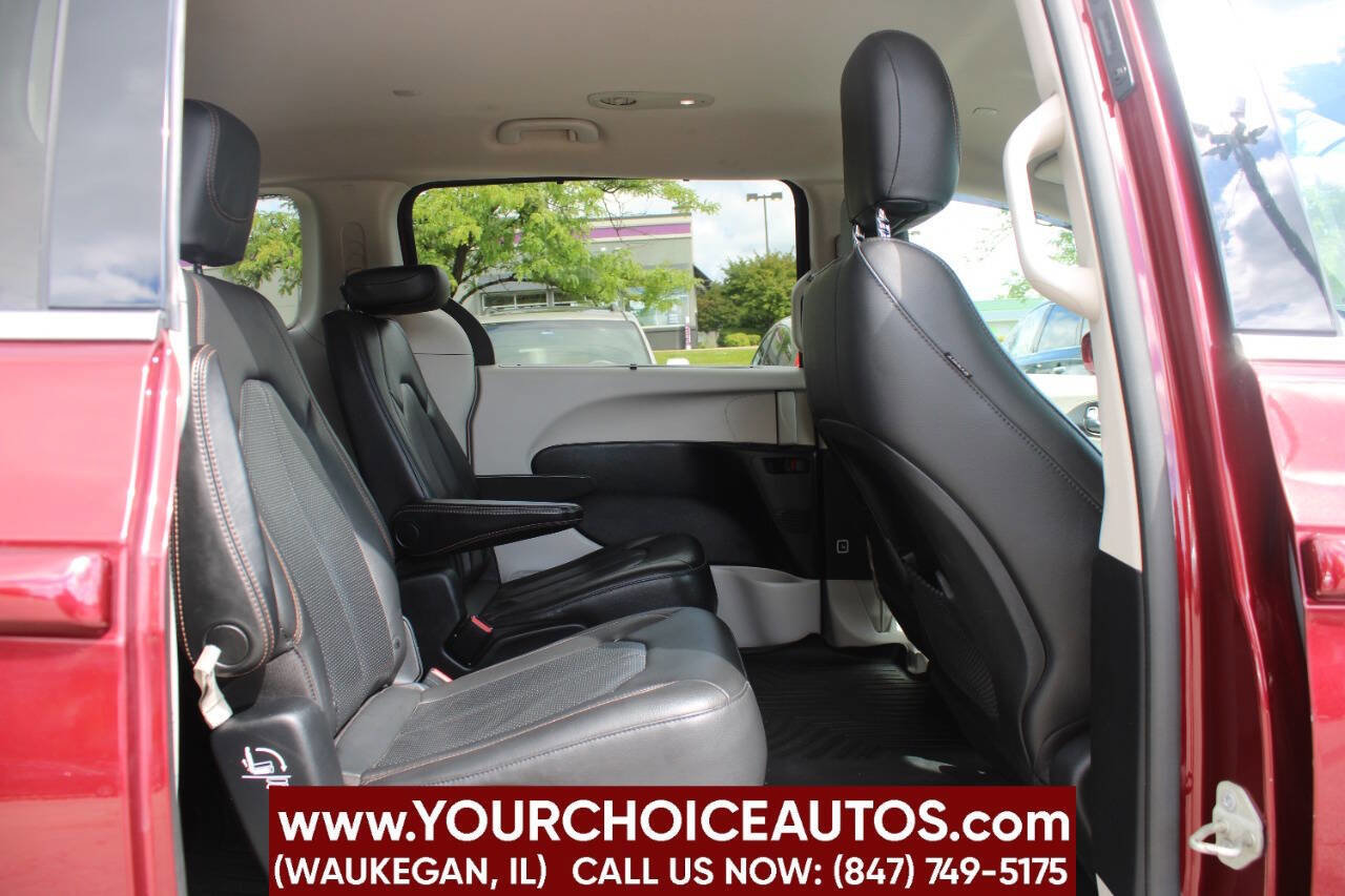 Used 2020 Chrysler Pacifica Touring-L FWD image 13