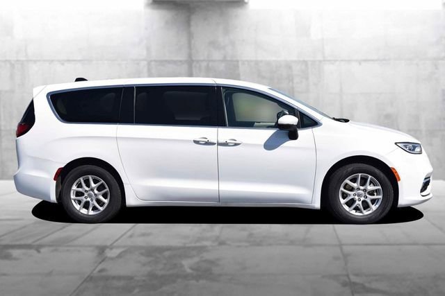 Used 2023 Chrysler Pacifica Touring-L FWD image 5