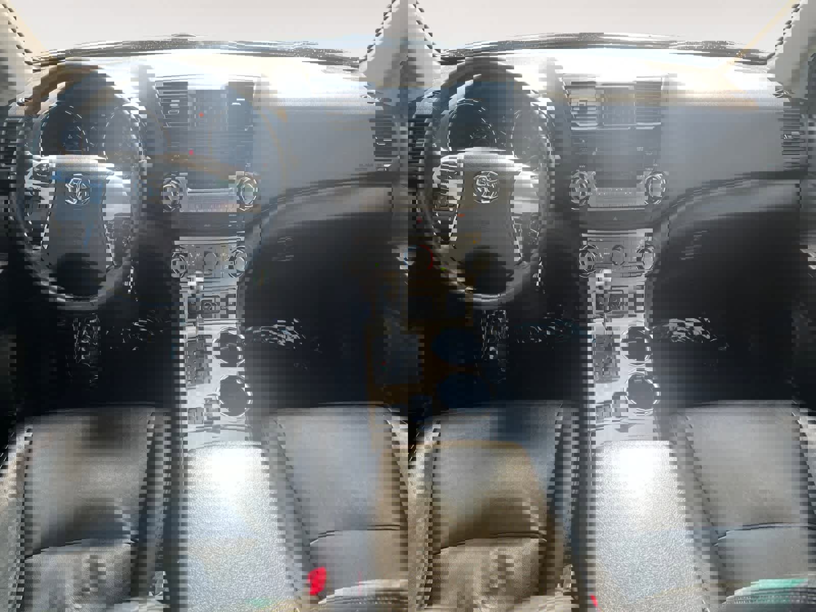 Used 2012 Toyota Highlander 4WD Hybrid w/ Leather Pkg image 10