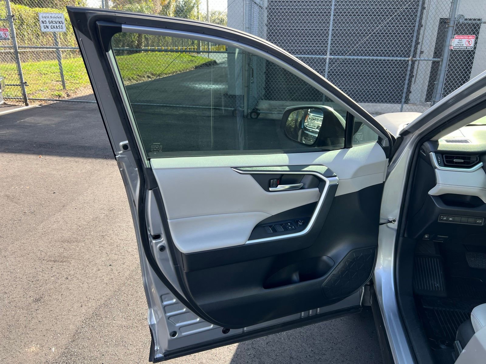 Used 2022 Toyota RAV4 XLE Premium image 26