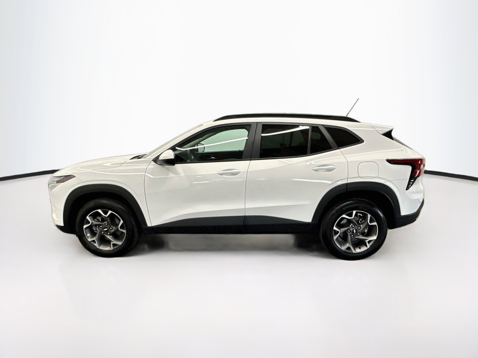Used 2025 Chevrolet Trax LT FWD image 4
