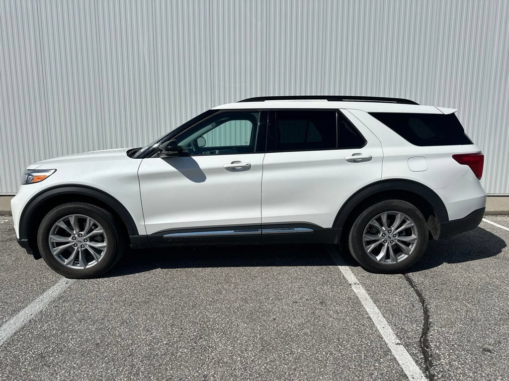 Used 2024 Ford Explorer XLT w/ Equipment Group 202A AWD/4WD image 3