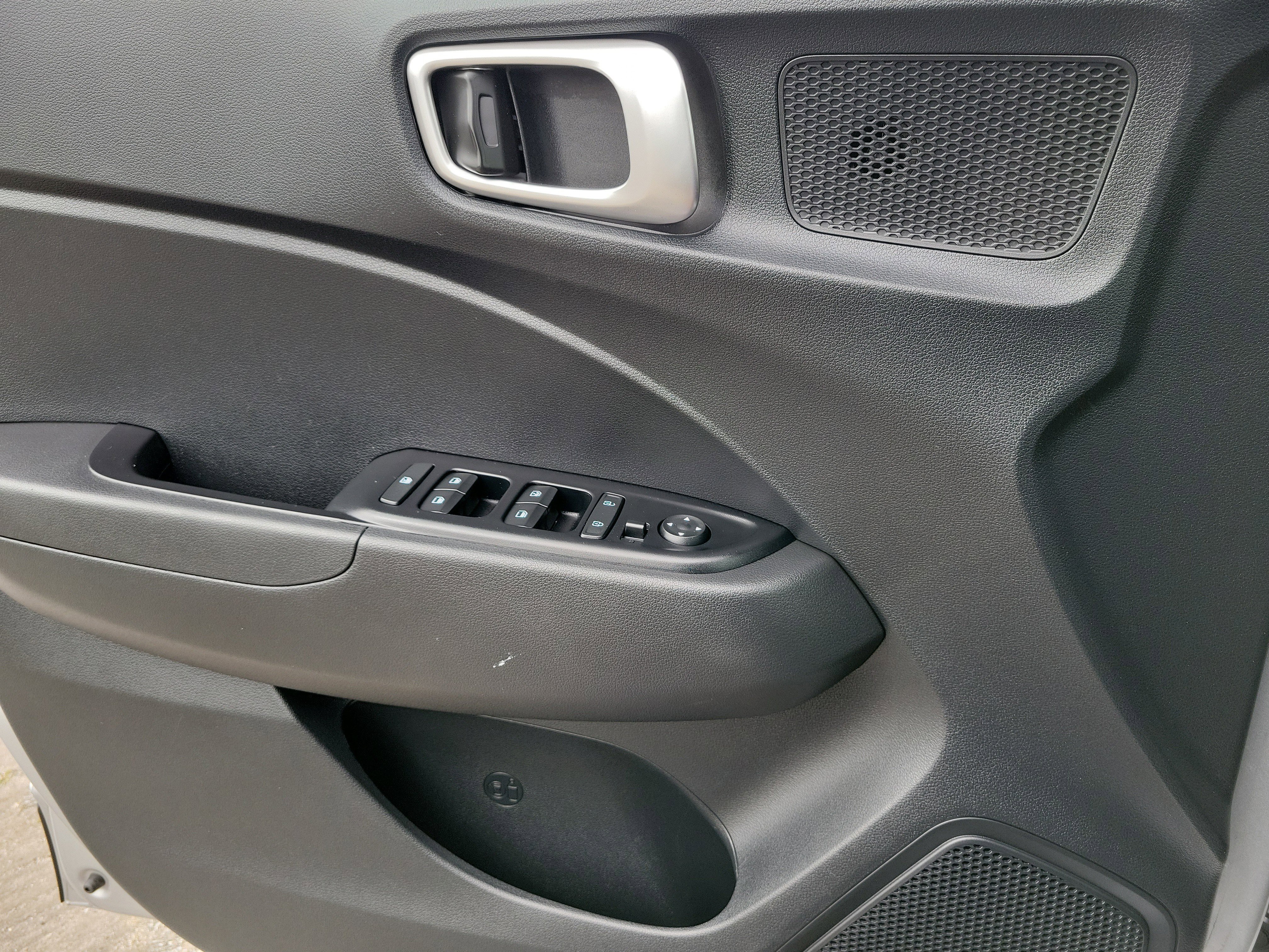 Used 2025 Hyundai Venue SEL FWD image 19