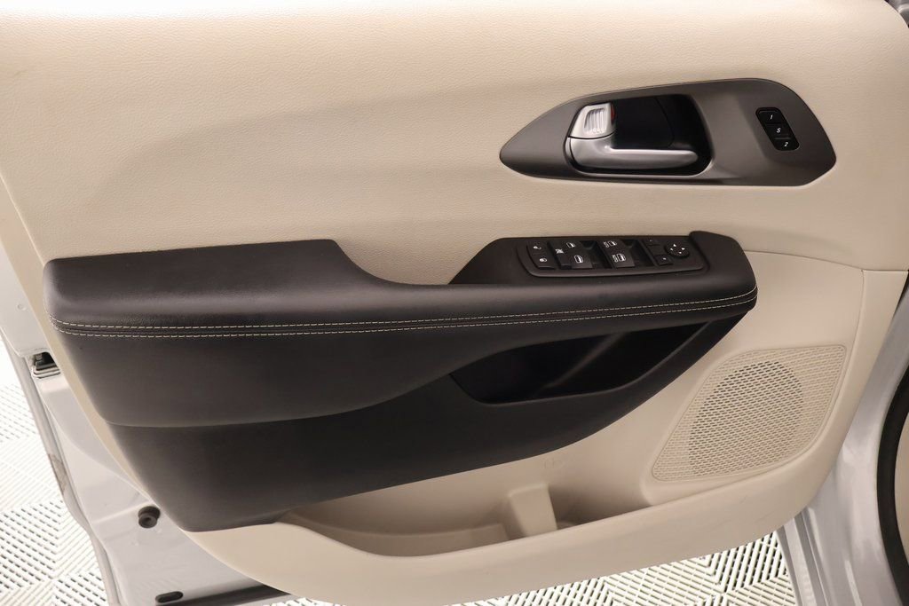 Used 2024 Chrysler Pacifica Touring-L image 16