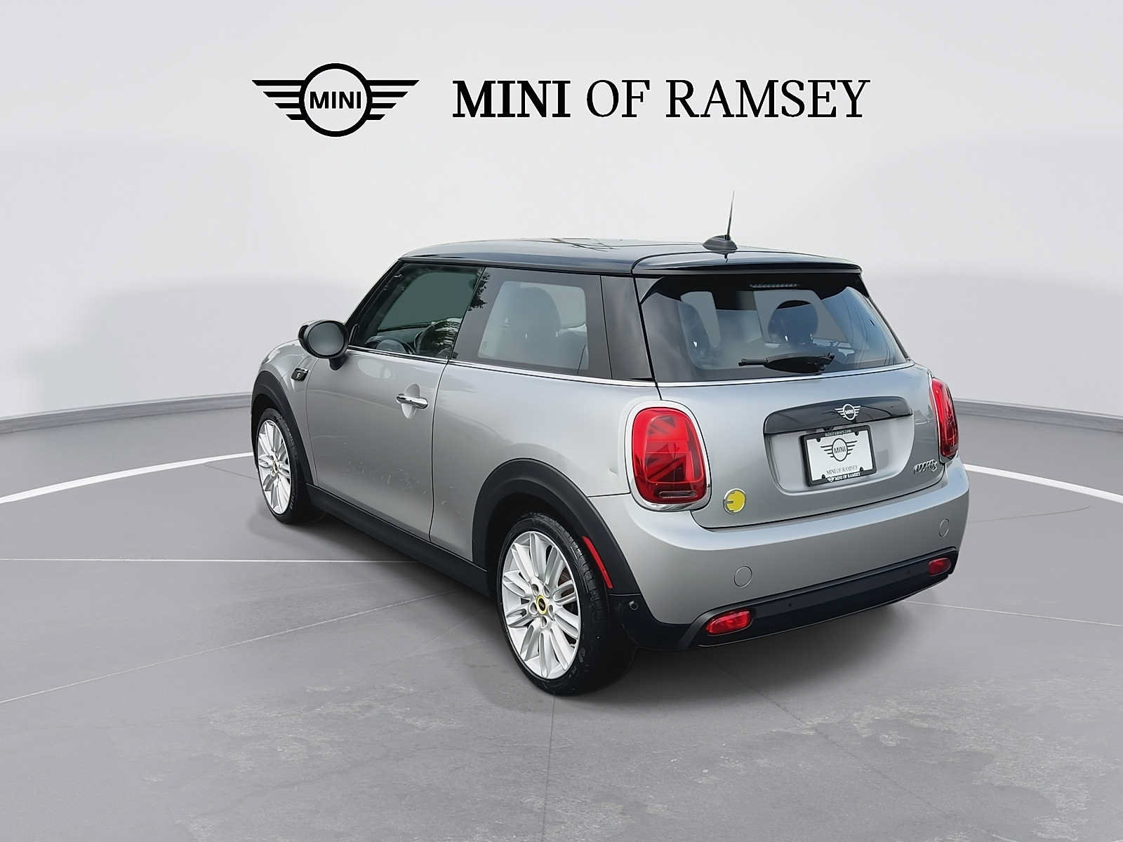 Used 2024 MINI Cooper SE w/ Signature Upholstery Package FWD image 6
