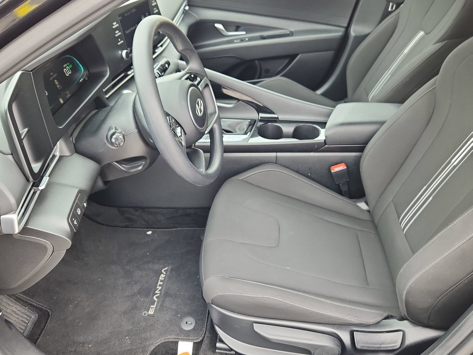 Used 2025 Hyundai Elantra Hybrid FWD image 9