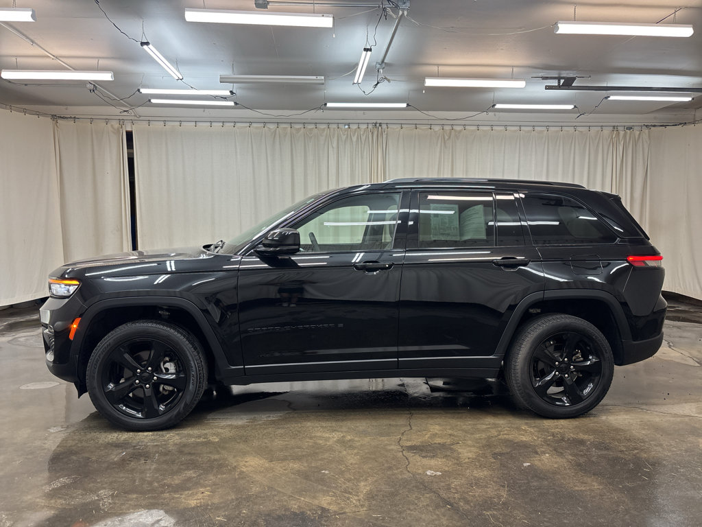 Used 2023 Jeep Grand Cherokee Limited w/ Black Appearance Package AWD/4WD image 10