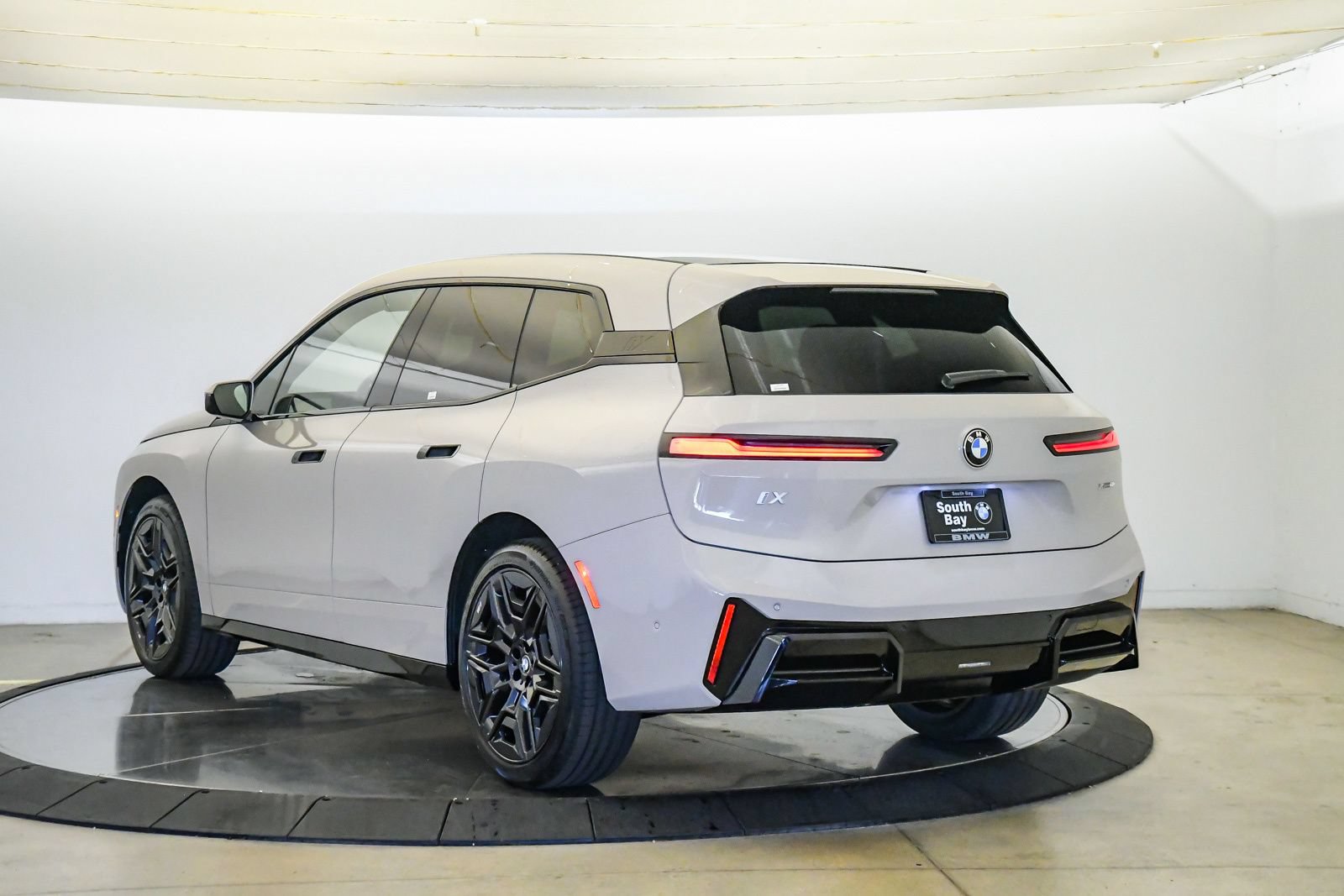 Used 2026 BMW iX xDrive60 w/ M Sport Package AWD/4WD image 2