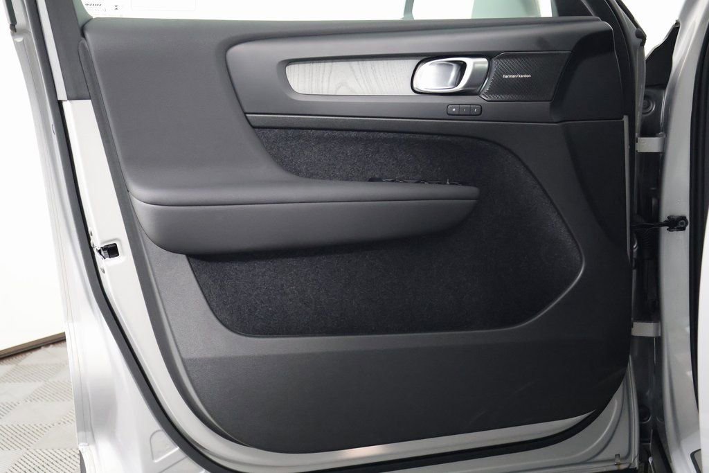 Used 2025 Volvo XC40 B5 Ultra w/ Climate Package image 12