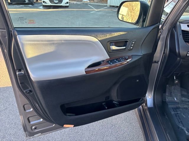 Used 2020 Toyota Sienna XLE image 11