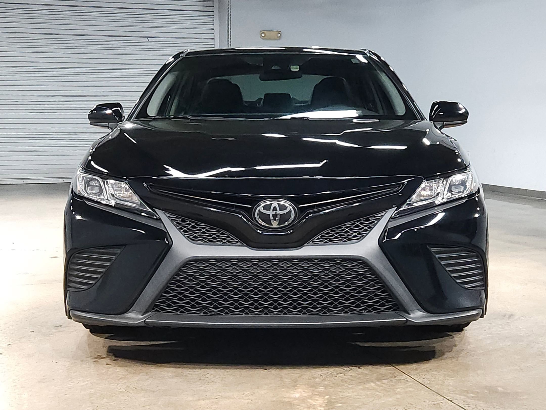 Used 2020 Toyota Camry SE image 2