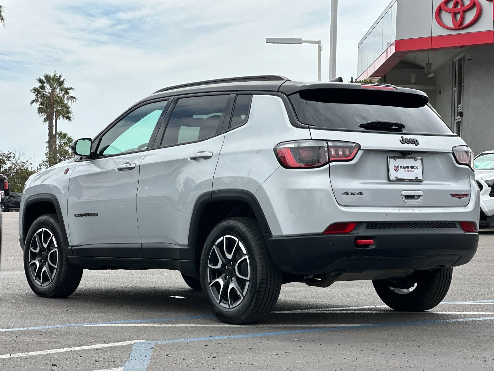 Used 2024 Jeep Compass Trailhawk AWD/4WD image 3
