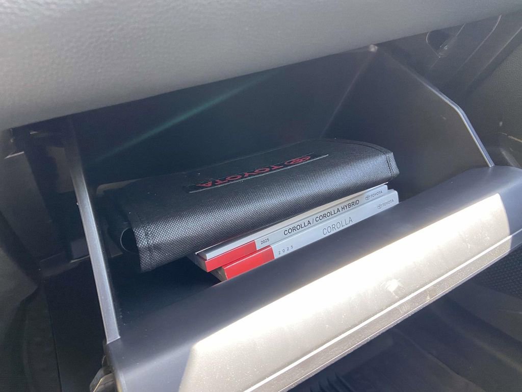 Used 2025 Toyota Corolla LE image 29