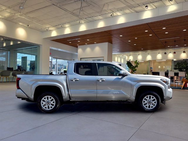 Used 2025 Toyota Tacoma SR5 AWD/4WD image 6