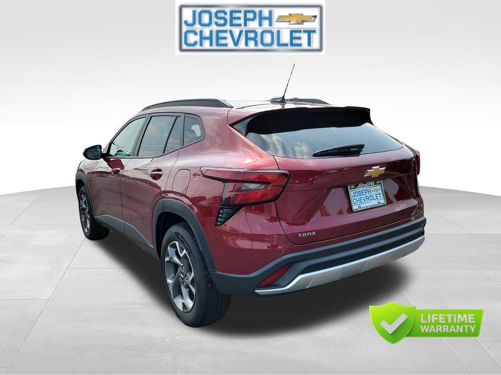 Used 2025 Chevrolet Trax LT w/ Driver Confidence Package FWD image 3