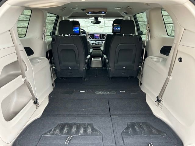 Certified 2017 Chrysler Pacifica Touring FWD image 11