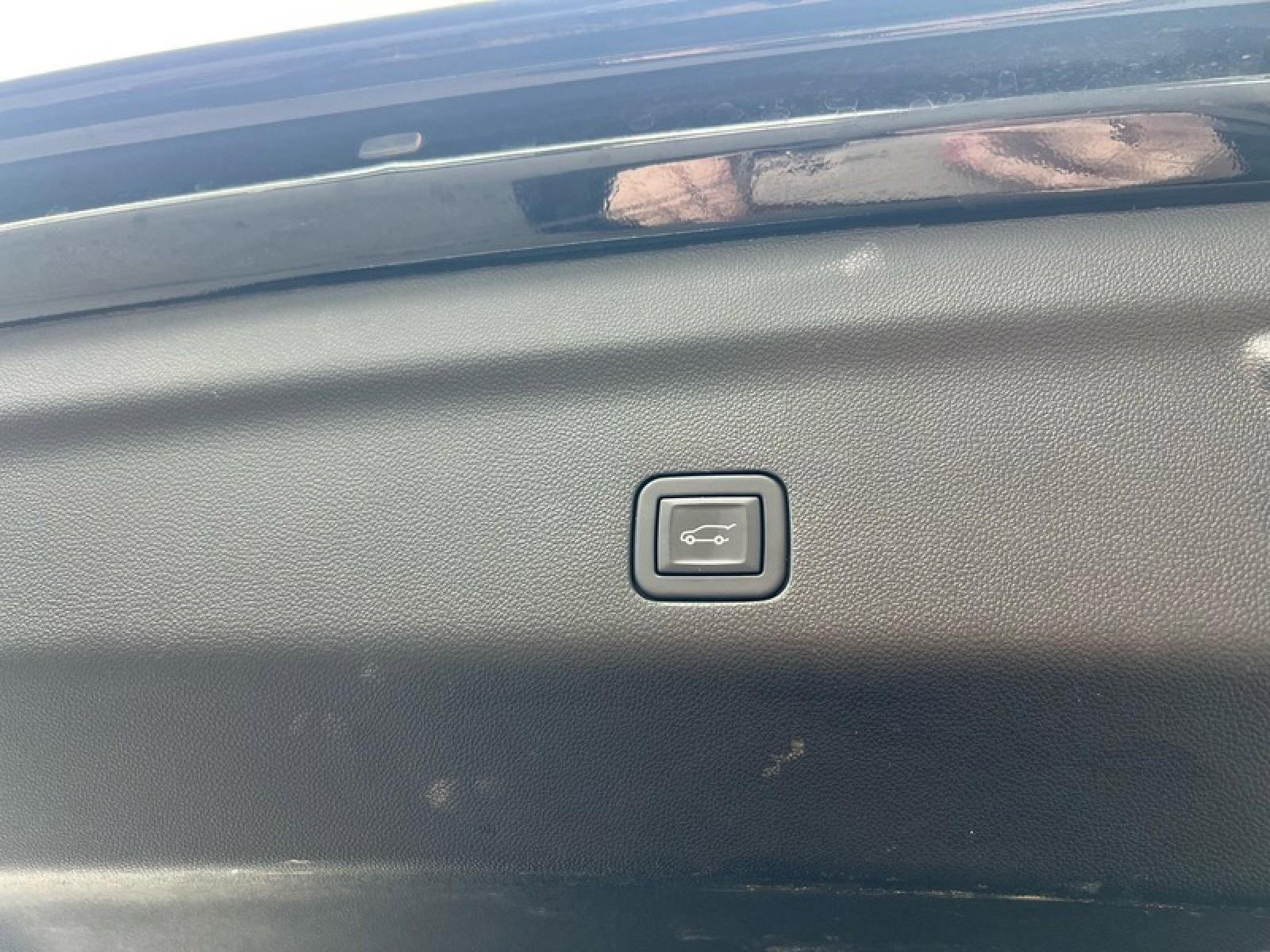 Used 2024 GMC Yukon SLT w/ SLT Luxury Package image 9