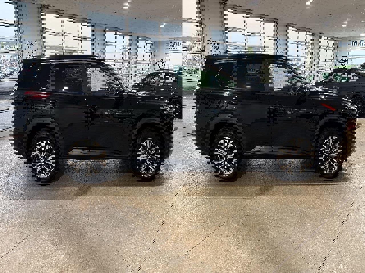 Used 2023 Nissan Rogue SV image 3